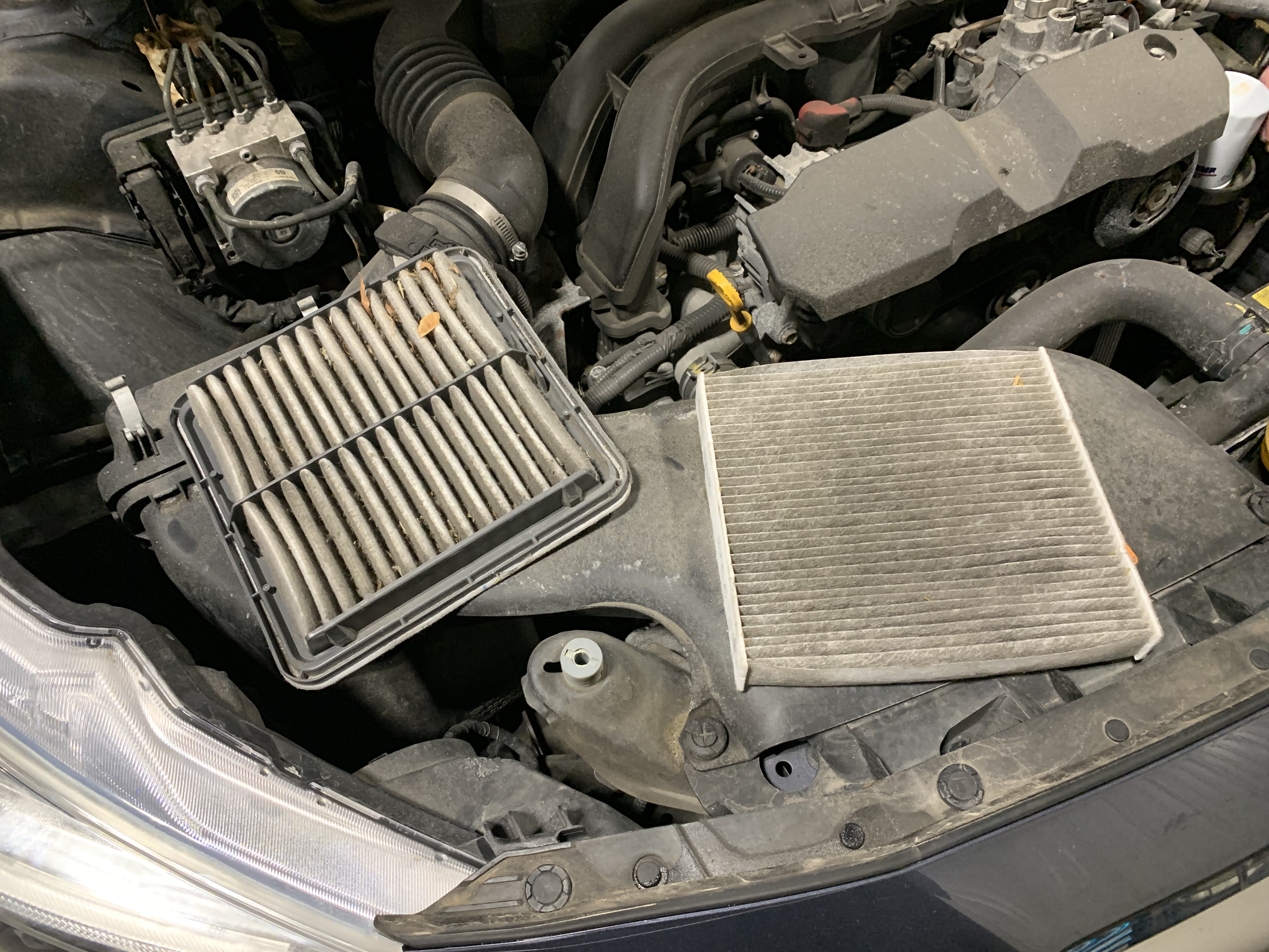 https://www.louscarcare.com/Files/Blog/images/Dirty%20Car%20Air%20Filters%20Lou's%20Car%20Care%20Baldwinsville%20NY%2013027.JPG